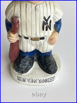 VINTAGE 1960s MLB NY NEW YORK YANKEES WHITE ROUND BASE NODDER BOBBLE HEAD