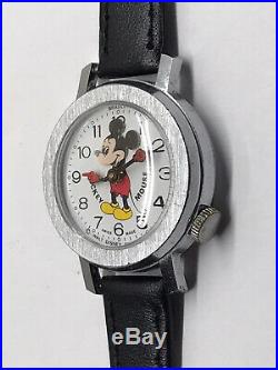 Vintage Mickey Mouse Wrist Watch Moving Bobble Head 29mm 1970s Bradley Womens